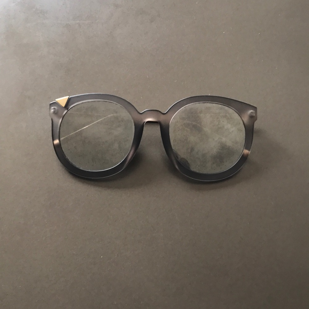 Trendy reflective grey sunglasses with gold accent
